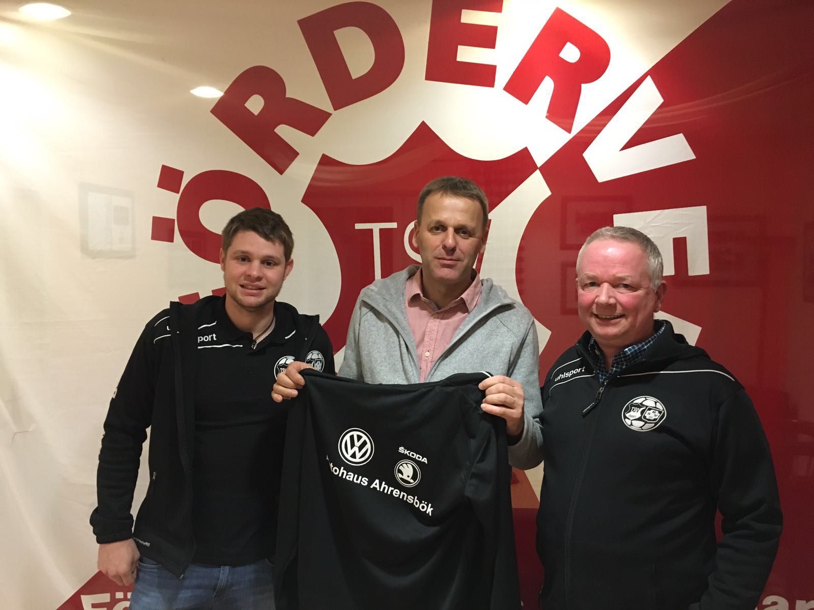 Foto: Stellvertreter für die Mannschaften Christoph Jürgens, Sponsor Franz-Thomas Bremer und Fördervereins-Präsident Kay 